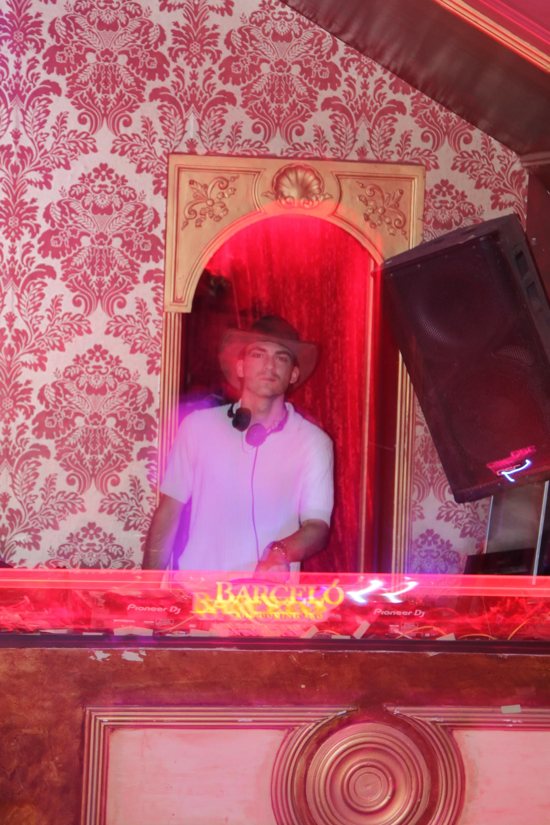 Portrait of LÜMEN mid-performance